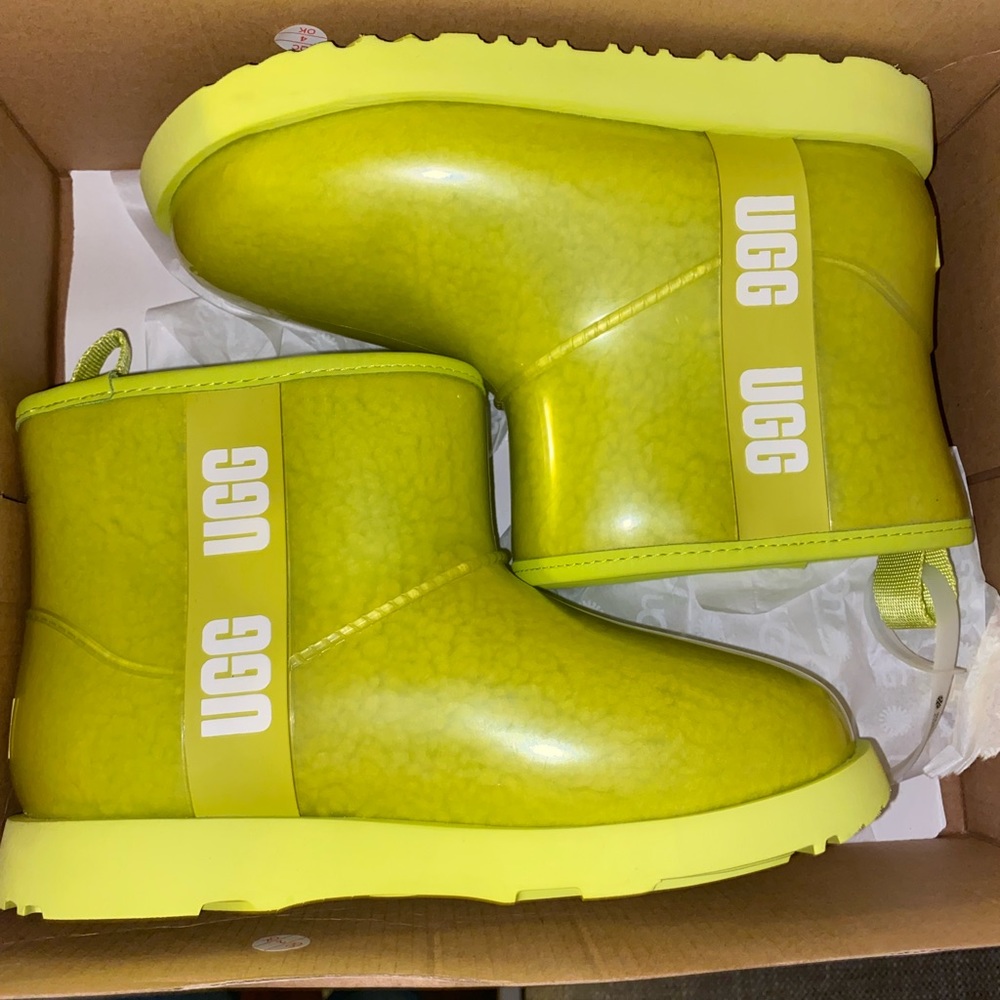Kids clear Ugg
